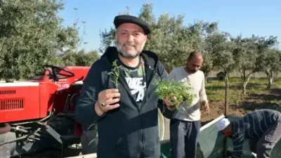 Hüsnü Şenlendirici'den Şaşırtan Köy Hayatı: Traktör Kullanıp Çapa Yapıyor
