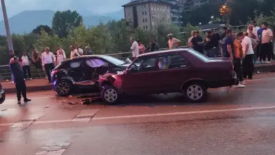 Karabük'te İki Otomobil Çarpıştı: 2 Yaşındaki Çocuk Dahil 4 Yaralı