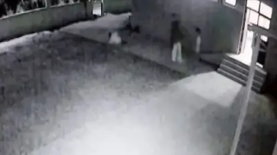 Kocaeli'nde camide uygunsuz hareketler: İmama saldırı anı kamerada