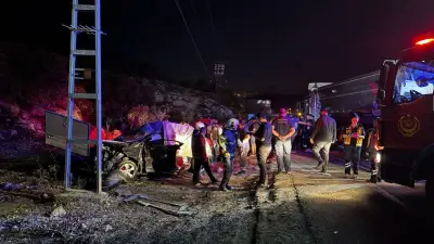 Mardin Artuklu'da otomobil ile kamyon çarpıştı: 2 ölü, 6 yaralı