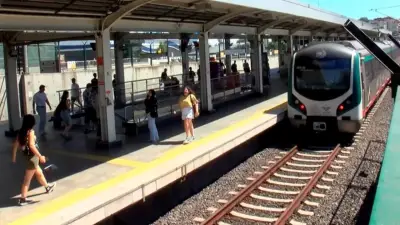 Marmaray'da raylara oturan yolcu trenin altında sıkıştı, kurtarıldı