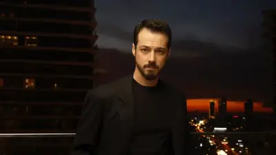 Mert Yazıcıoğlu ve Zeynep Artukmaç İspanya Tatilinde Romantik Pozlar Paylaştı