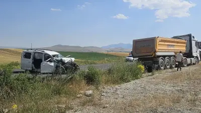 Muş'ta kamyon-kamyonet çarpışması: 2 ölü, 2 yaralı