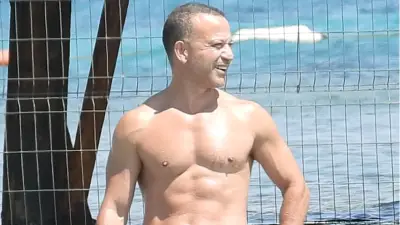 Rıza Kocaoğlu Çeşme'de plajda kaslarını sergiledi