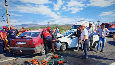 Sakarya Pamukova'da feci kaza: İki otomobil çarpıştı, biri bebek 7 yaralı