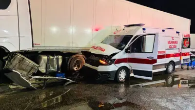 Samsun'da Ambulans TIR ile Çarpıştı: 6 Yaralı Hastaneye Kaldırıldı