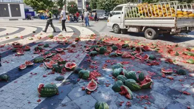 Satış izni verilmedi, karpuzları belediye önünde parçaladı