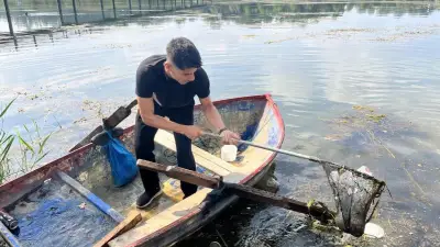 Seyhan Nehri'ndeki kirliliğe kayıtsız kalmadı: Gönüllü genç sandalla temizlik yaptı