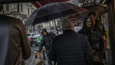 İstanbul'da sağanak yağış etkili oluyor, yollarda su birikintileri oluştu