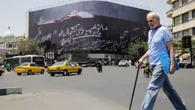 Tahran'da İnkılap Meydanı'na 'Tabutta Yatan Trump' Afişi Asıldı