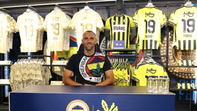 Vedat Muriqi imza gününde Fenerbahçeli taraftarlarla buluştu