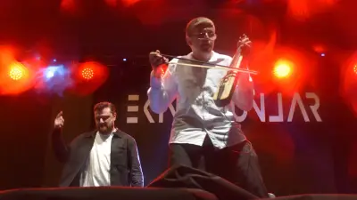 Özel Gereksinimli Mehmet, Hayranı Olduğu Sanatçı Ekin Uzunlar ile Aynı Sahneyi Paylaştı