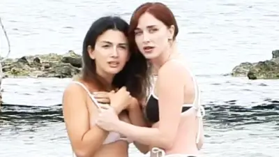 Özge Yağız ve Kübra Balcan Çeşme'de Yorgunluk Attı