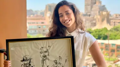 Özge Özacar'a Pedro Alonso'dan El Emeği Tablo Hediyesi