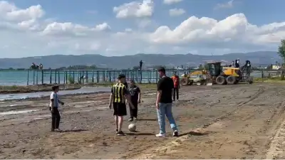 İznik Gölü'nün iskele alanı çocuklara futbol sahası oldu