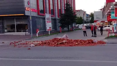 Zonguldak'ta tırın tuğla yükü yola saçıldı: Ölen yaralanan yok