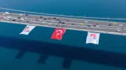 15 Temmuz'da simge köprülere dev Türk bayrakları asıldı