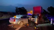 Adana'da emniyet şeridinde duran TIR'a otomobil çarptı: 2 ölü