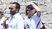 Adele, Tom Ford ile Sicilya Tatilinde İngiltere Formasıyla Görüntülendi