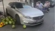 Alkollü Kadın Sürücü Pazara Dalıp Karpuzları Ezdi