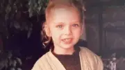 Altın Sarısı Saçlı Porselen Bebek: Yasemin Şefkatli'nin Çocukluk Fotoğrafı