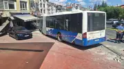 Ankara Mamak'ta belediye otobüsü iş yerine çarptı: 7 yaralı