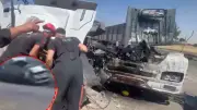 Şanlıurfa'da TIR kamyona ok gibi saplandı: Sürücü hayatını kaybetti