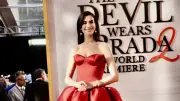 Anne Hathaway Kırmızı Elbiseyle Büyüyen Karnını Gösterdi