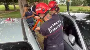 Antalya'da 3 Yaşındaki Çocuk Araçta Mahsur Kaldı, İtfaiye Kurtardı