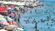 Antalya'da sıcaklık 40 dereceyi buldu, sahiller doldu taştı
