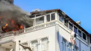 Antalya'da Yangın: Teras Katında Mahsur Kalan 2 Kişi Korkuluk Demirine Tutundu