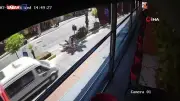Antalya'da yayaya yol veren minibüse arkadan çarpma anı kamerada
