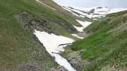Ağrı'da 3 Bin Rakımlı Dağlarda Yaz ve Kış Bir Arada Yaşanıyor