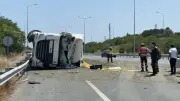 Arnavutköy'de Hafriyat Kamyonu Devrildi: Park Halindeki Minibüse Çarptı
