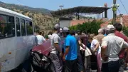 Aydın'da işçi servisi ile otomobil çarpıştı: 3 yaralı