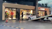 Bağcılar'da otomobil markete daldı: 1 yaralı