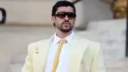 Bad Bunny'nin Paris Moda Haftası'nda Saç Örgülü Altın Kravatı Damga Vurdu