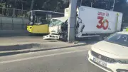 Bahçelievler D-100'de kamyonet direğe çarptı: Sürücü yaralandı