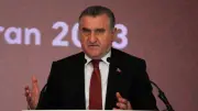 Bakan Bak'tan 'Emrolunduğun Gibi Dosdoğru Ol' pankartına destek