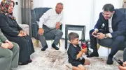 Bakan Kurum'dan depremzede dedeye ziyaret: Yusuf'a sahip çıktın, Allah razı olsun