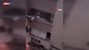 Balkon filesinde asılı kalan çocuğu annesi dakikalarca tuttu, itfaiye kurtardı