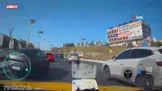 Beylikdüzü'nde Trafik Magandası Taksicinin Önünü Kesti, Aracını Yumrukladı