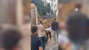 Beyoğlu'nda Metruk Bina Çöktü: Park Halindeki Otomobil Moloz Altında Kaldı