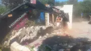 Bodrum'da Sahile Ulaşımı Engelleyen Kaçak Yapılar Yıkıldı