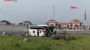 Bolu'da yolcu otobüsü bariyer ve tabelaya çarptı: 4'ü ağır 13 yaralı