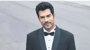 Burak Özçivit'ten İlginç Kamuflaj Taktik: Uyku Bandıyla Seyahat