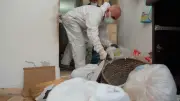 Bursa'da 'çöp ev'den 5 ton atık çıkarıldı, 6 ay önce de temizlik yapılmıştı