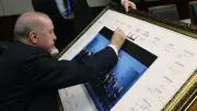 Cumhurbaşkanı Erdoğan, NATO Zirvesi aile fotoğrafını imzaladı