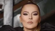 Demet Akalın'dan Tatilde Eşi Okan Kurt'la Romantik Pozlar