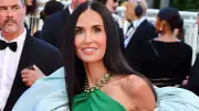 Demi Moore'un Paris Defilesi Çıkışındaki Son Hali Şaşırttı